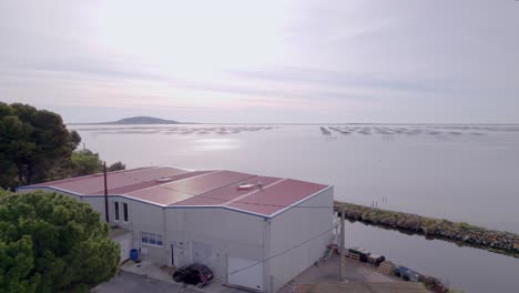 Anidado-A-Lo-Largo-De-La-Orilla,-El-Criadero-De-Ostras-Se-Extiende-En-El-Agua,-Sus-Estructuras-Flotantes-Y-Redes-Dedicadas-Al-Cultivo-De-Estos-Preciados-Moluscos