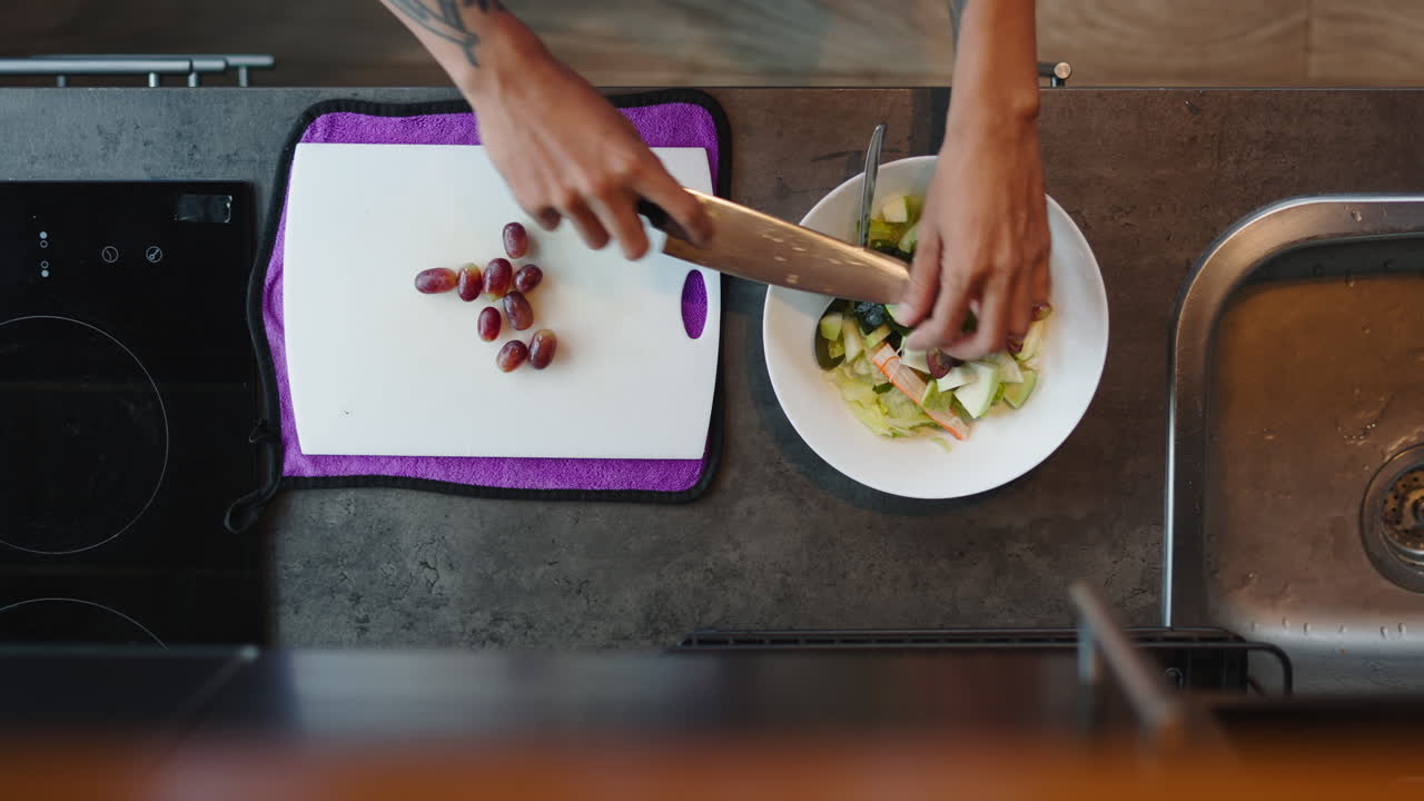 Preparare un'insalata con l'uva in cucina