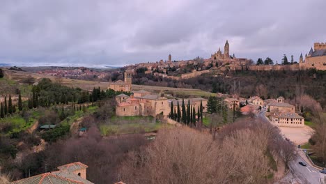 Panorámica-De-Izquierda-A-Derecha-Del-Horizonte-De-Segovia-Durante-La-Mañana-Nublada-De-Invierno