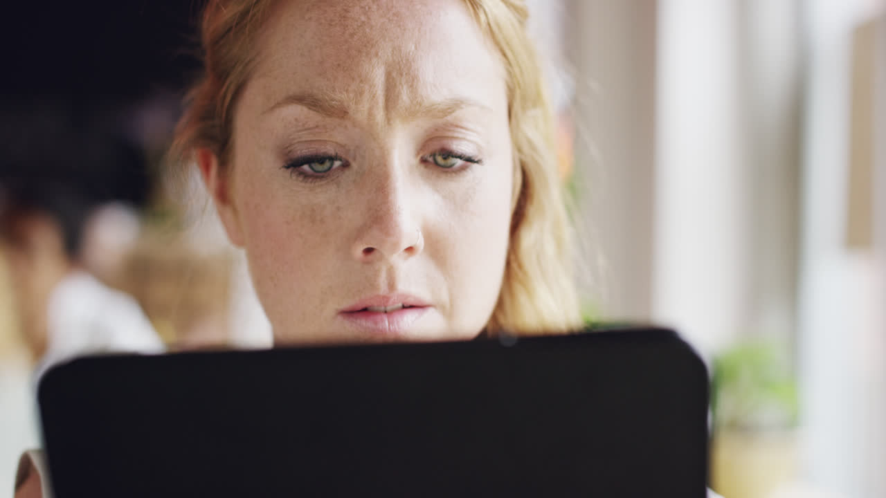 mujer triste que sufre de depresión usando una tableta ipad en un café