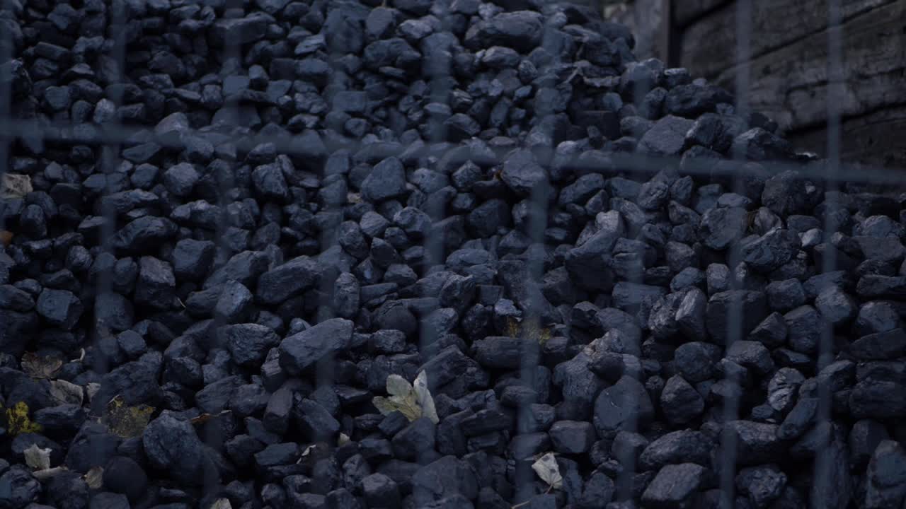 실외에 저장된 증기 동력용 석탄 공급 중간 틸팅 샷