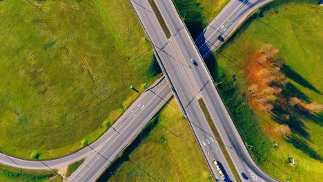 Coches-Circulando-Por-La-Intersección-De-La-Autopista.-Cruces-De-Carreteras.-Intercambio-De-Carreteras