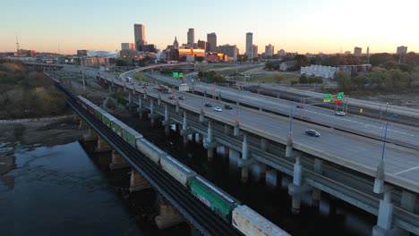 Vagón-De-Tren-Sobre-El-Puente-Con-El-Horizonte-De-Tulsa,-Oklahoma,-Ee.uu.