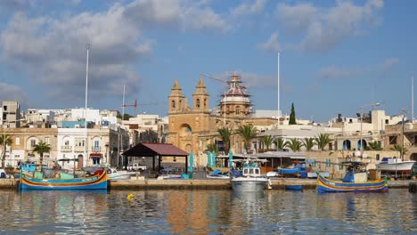 marsaxlokk, malta - 14 de octubre de 2019: puerto y horizonte del pueblo pesquero tradicional de marsaxlokk en malta, una isla en el mar mediterráneo