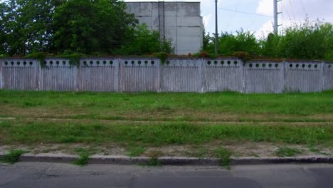 Panorámica-Inversa-Y-Pista-Que-Muestra-Un-Antiguo-Muro-De-Hormigón-Y-Un-Edificio-Industrial-En-Ucrania.