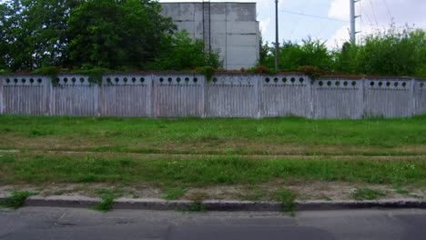 reverso y pista que muestra la vieja pared de hormigón y el edificio industrial en ucrania