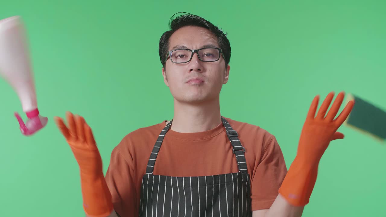 앞옷과 장갑을 입은 남자