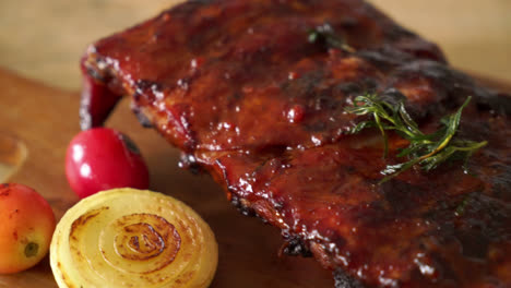 costillas de cerdo a la parrilla y barbacoa con romero