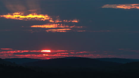 lapso de tiempo de la puesta de sol detrás de una pared de nubes