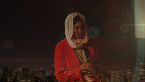 animación de una mujer asiática en hijab con micrófono, sobre el paisaje urbano