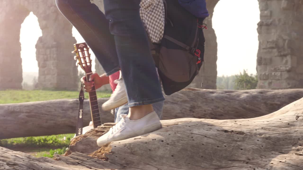 아름다운 젊은 여성 배 타고 고, 나무 줄기 위에서 균형을 잡고, 남자 남자친구와 손을 잡고, 고대 로마의 수로 앞에, 로마의 파르코 델리 아쿠에도티 공원의 폐허, 해가 뜨는 시기에, 만적 인 잠자리, 느린 동작.