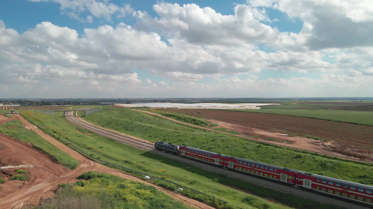 tren en la carretera en un día soleado