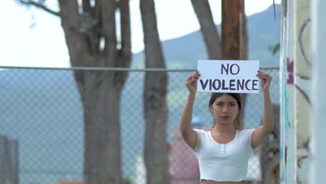 Signo-De-No-Violencia-Protesta-Activista-Para-Detener-La-Guerra-Por-Parte-De-Una-Mujer-De-América-Latina