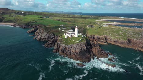 Faro-De-Fanad-Head,-Vista-Aérea,-Punto-De-Referencia-O-Condado-De-Donegal,-Irlanda,-Pintorescos-Acantilados-Costeros-Y-Marinos,-Tiro-Con-Drones