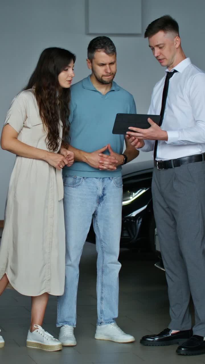 familia mirando un coche en el concesionario