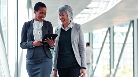 Tablet,-Planung-Und-Geschäftsfrauen-Unterhalten-Sich