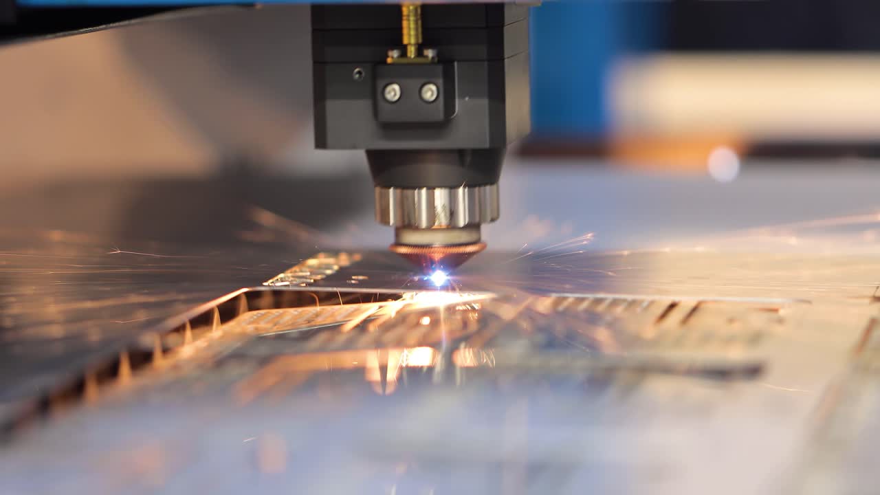 Taglio laser CNC di metallo, moderna tecnologia industriale.