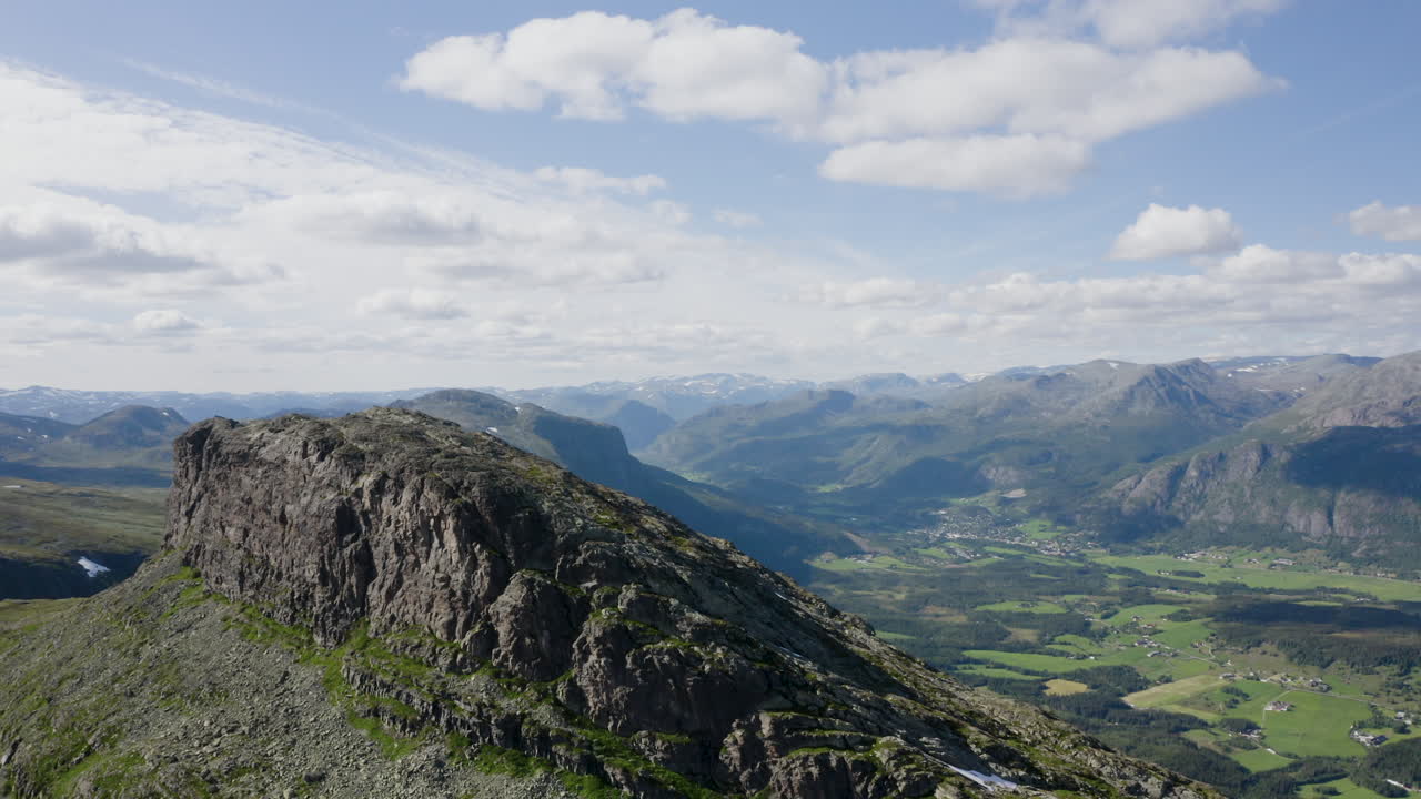 impresionante toma de órbita aérea del pico storehorn, revelando hemsedal en el valle de fondo debajo