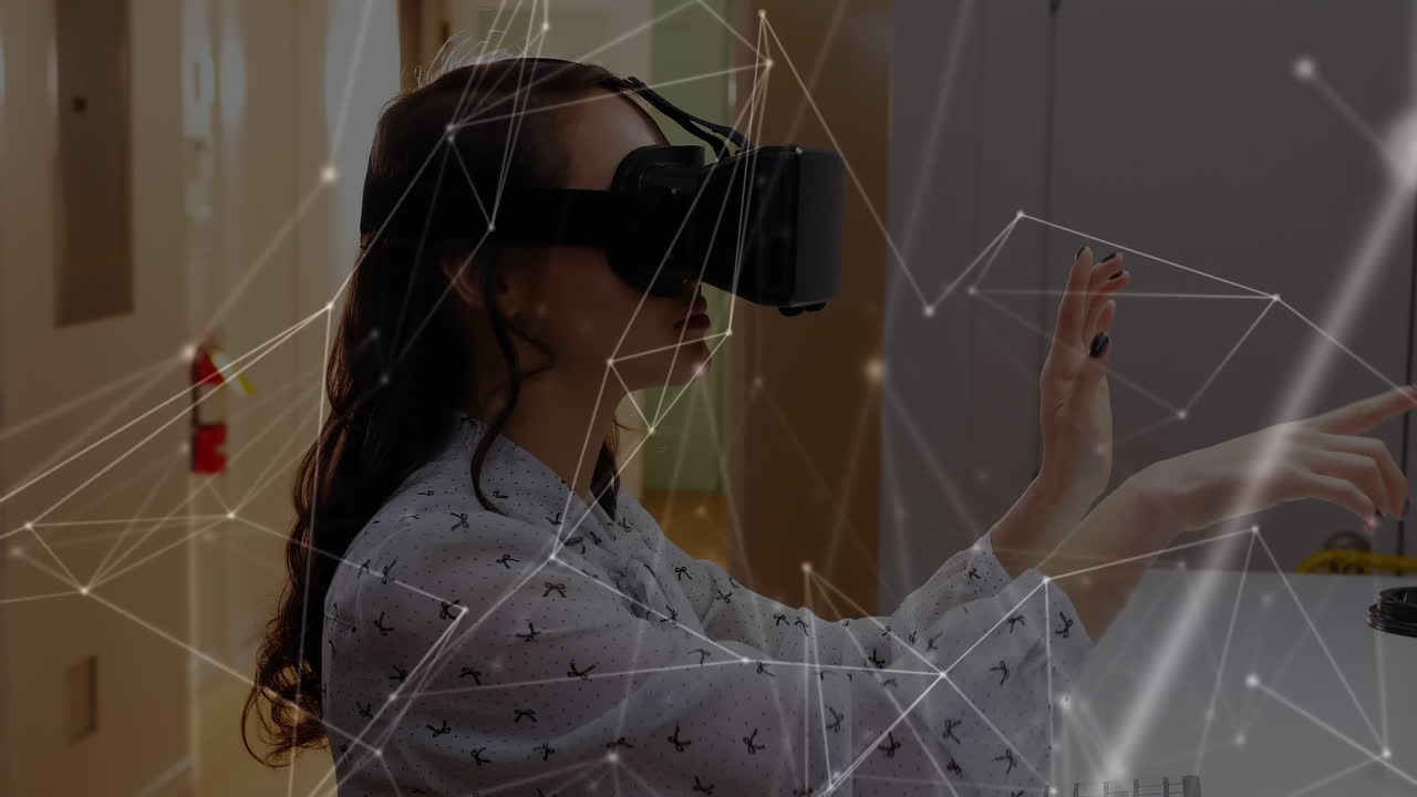 mujer usando un auricular de realidad virtual mientras escribe en el aire