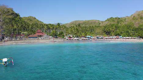 Vuelo-Lento-Sobre-La-Playa-De-Crystal-Bay,-Nusa-Penida-En-Bali,-Indonesia