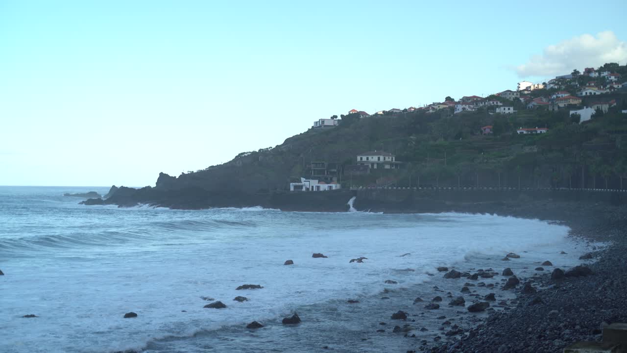 화창한 날 포르투갈 마데이라의 북쪽 해안에 있는 해변의 풍경