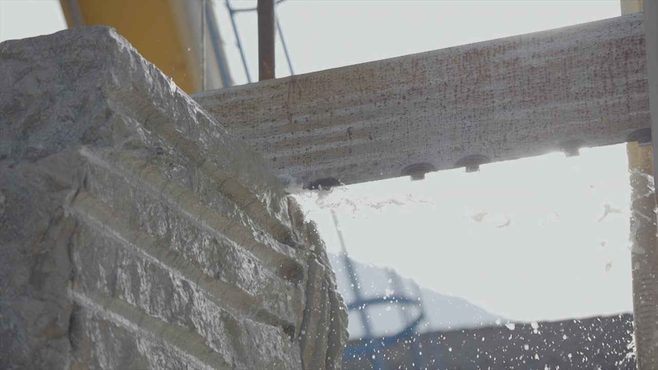 대리석 블록 돌을 절단하는 톱 기계의 총을 닫습니다