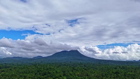 Zeitraffer-Aus-Der-Luft-Des-Paco-Vulkans---Mainit,-Surigao,-Philippinen