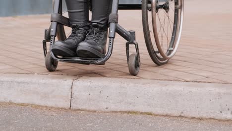 una persona con discapacidad se mueve por la calle en silla de ruedas, la frontera impide el movimiento de la silla de ruedas