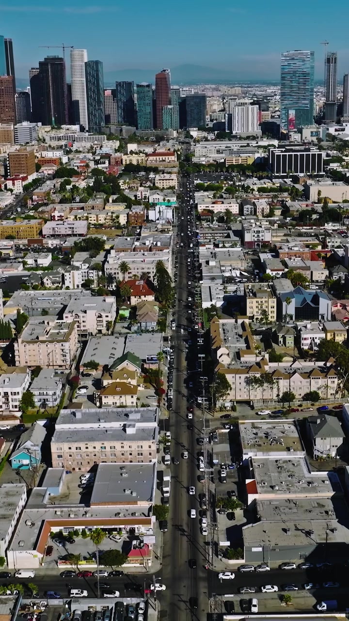 Strade trafficate, case e alberi, periferia di Los Angeles, in California, USA