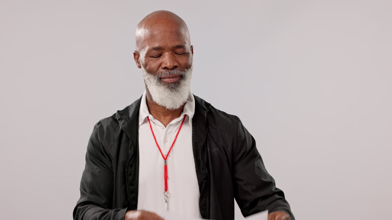 venta, promoción y hombre negro sénior con letrero