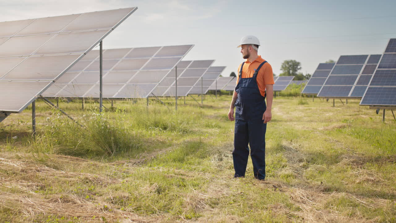 técnico de paneles solares en el trabajo