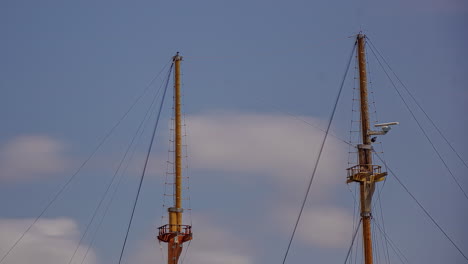 Ein-Buntes-Fischerboot-Im-Hafen,-Das-An-Der-Küstenstadt-Von-Malta-Vorbeifährt