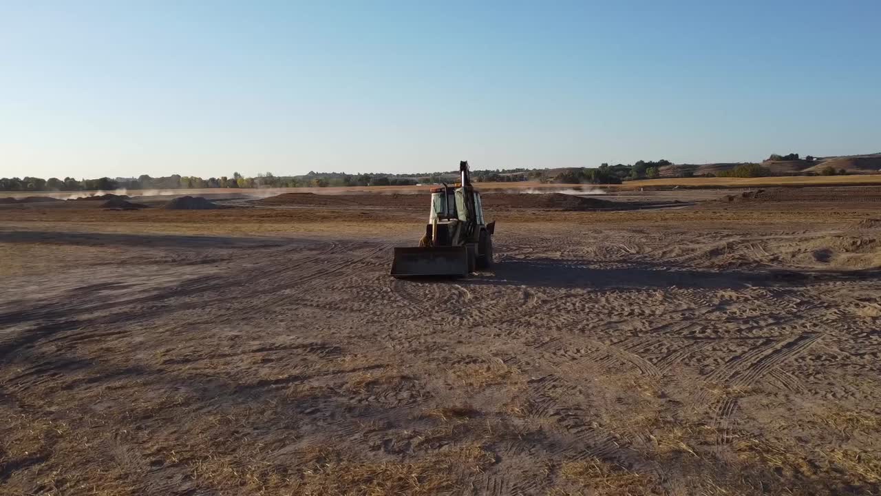 video de drones de un tractor retroexcavador en el desierto