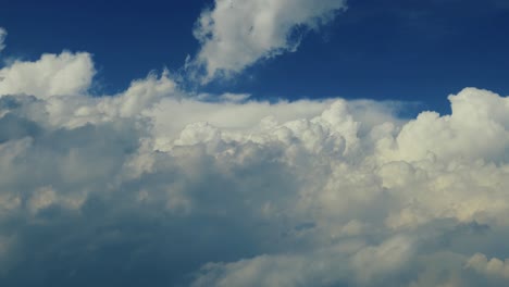 Blauer-Himmel-Mit-Wolken-Aus-Der-Vogelperspektive