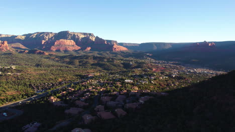 Luftaufnahme-Des-Sonnenaufgangs-über-Sedona-Valley,-Arizona,-USA,-Malerische-Hügel-Und-Wohngegend