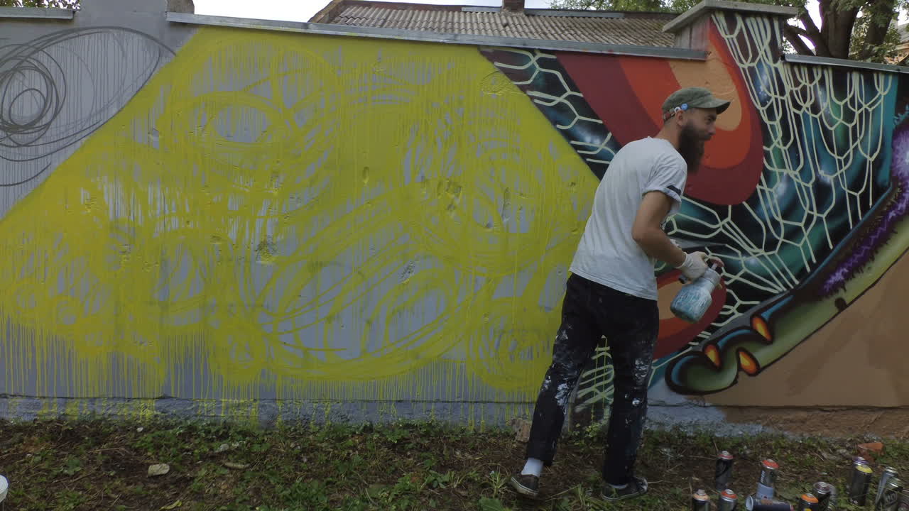 L'artista disegna graffiti, timelapse.