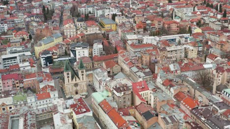 Vista-Panorámica-Sobre-El-Casco-Antiguo-De-Sarajevo-Durante-El-Día,-Capital-De-Bosnia-Y-Herzegovina