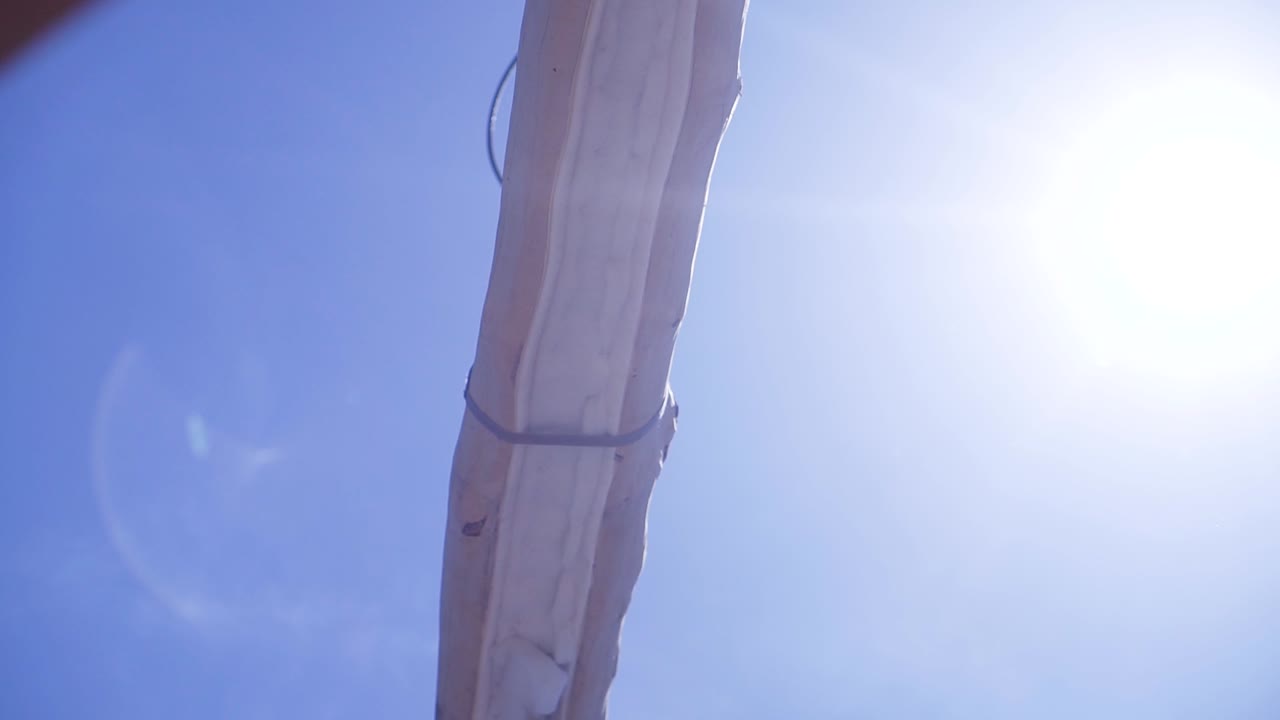 빛 하늘 아래의 지원 케이블을 가진 건설