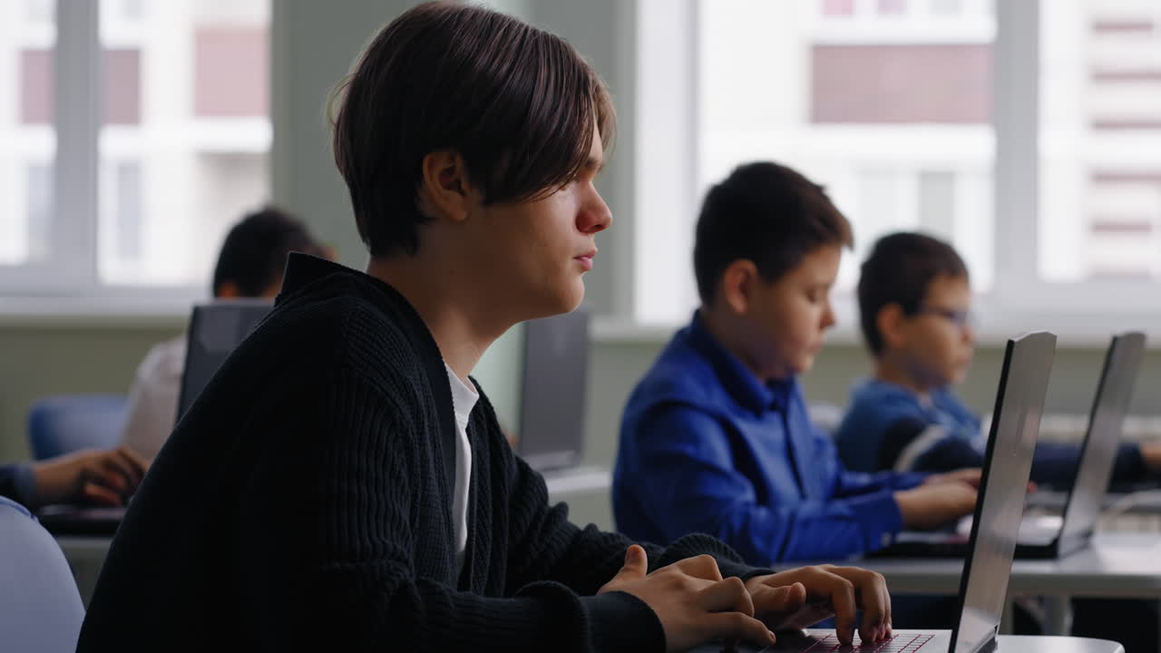 교실에서 노트북을 사용하는 학생들