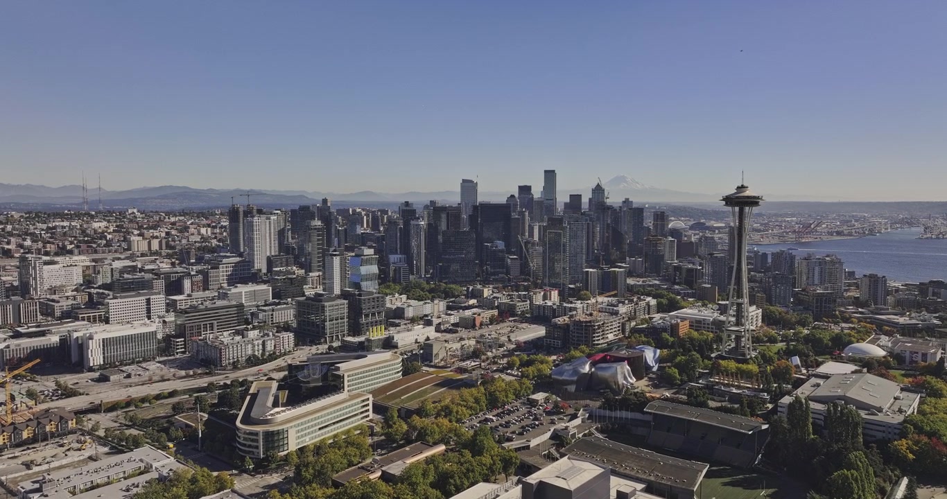 Seattle Washington Ilmakuva v144: Ylilento Queen Annen, Uptownin ja South Lake Unionin yllä, näkymät keskustaan, Belltowniin, lahdelle ja vuorille. Kuvattu Mavic 3 Pro Cine -kameralla 6. lokakuuta 2023.