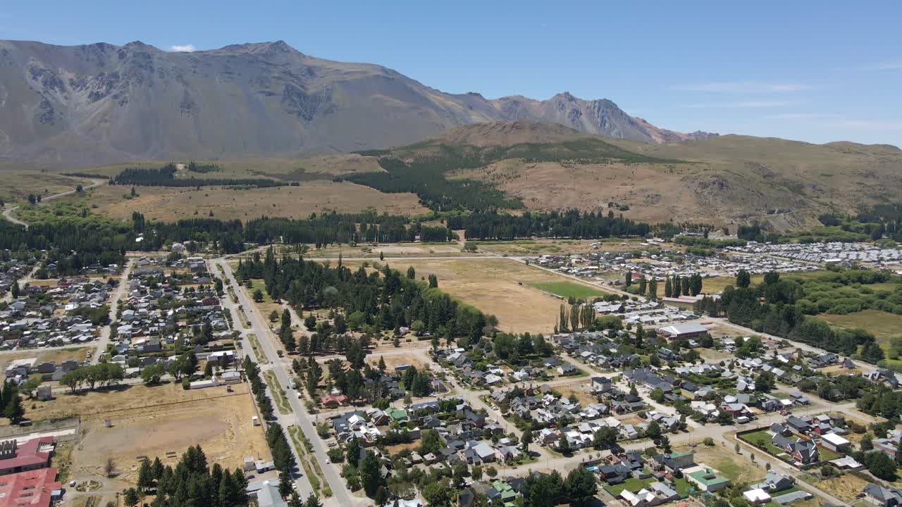 파타고니아 아르헨티나, 배경에 안데스 산맥이 있는 에스쿠엘 도시 위를 오른쪽으로 날아가는 팬