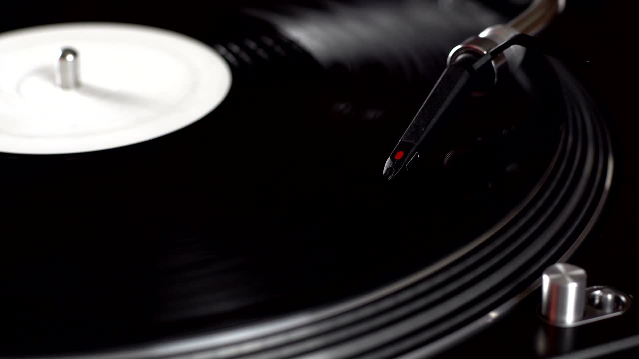 회전하는 회전판에 dj 헤드