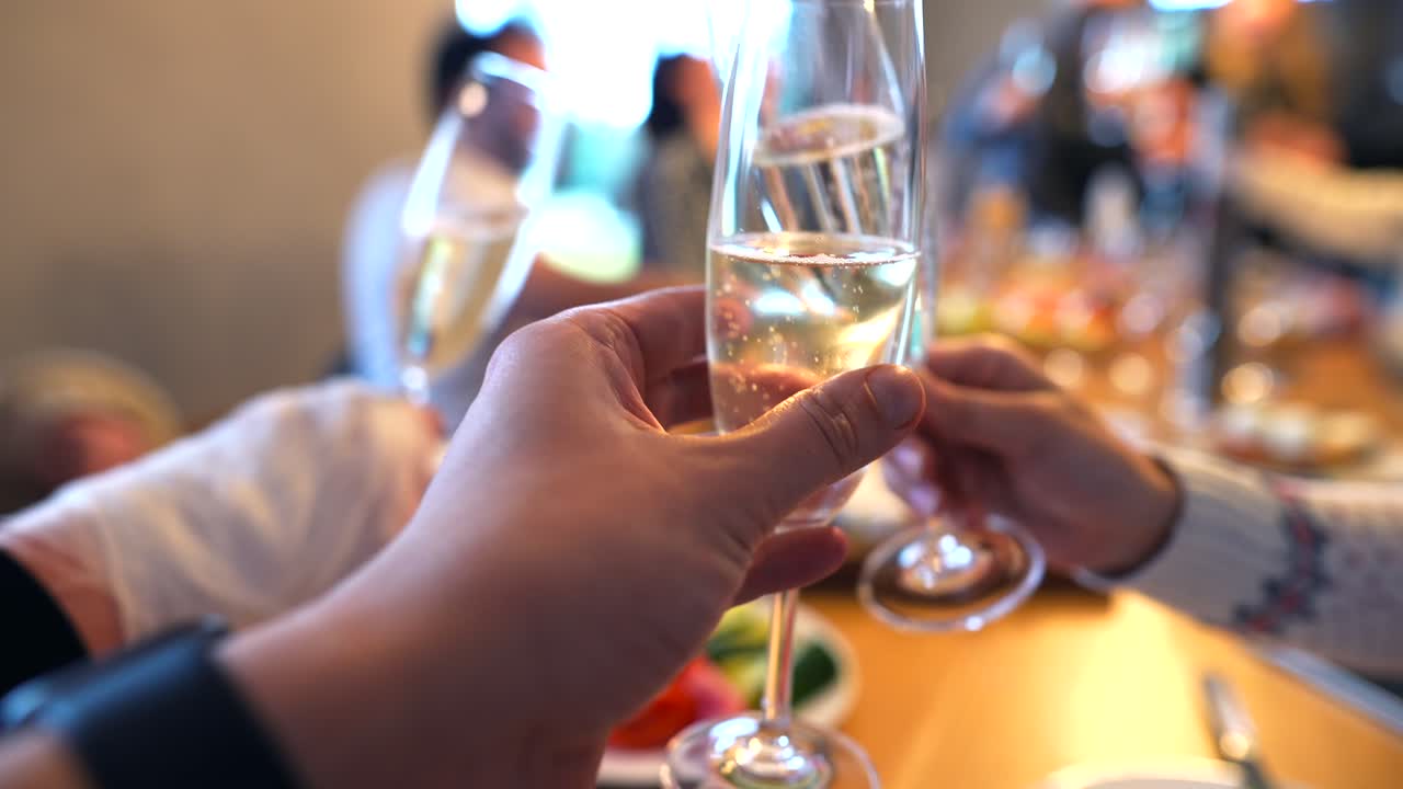 amigos celebrando la cena con champán