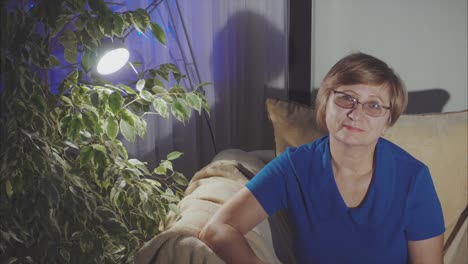 mujer sentada en una sala de estar