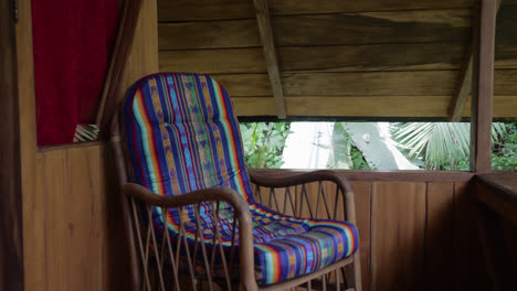 pan a través de la silla de balanceo en un acogedor eco-lodge en mindo, ecuador, con vistas al bosque, sin gente