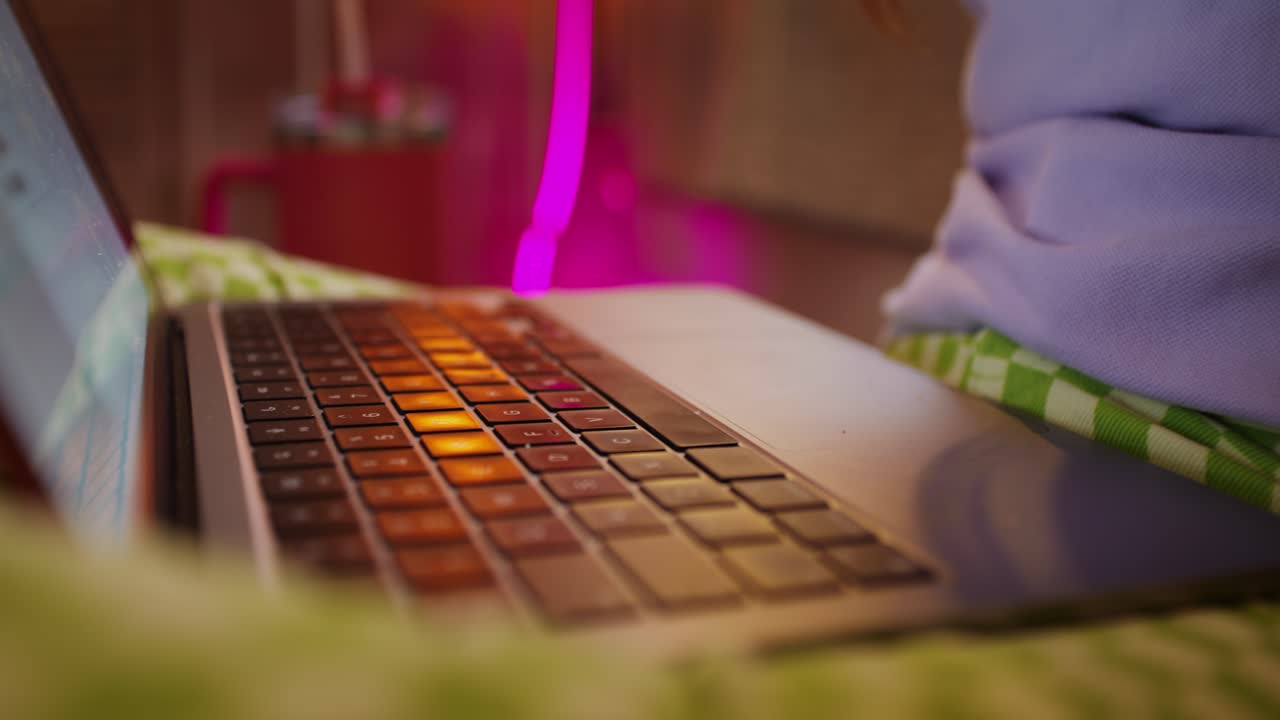 persona escribiendo en la computadora portátil en la cama