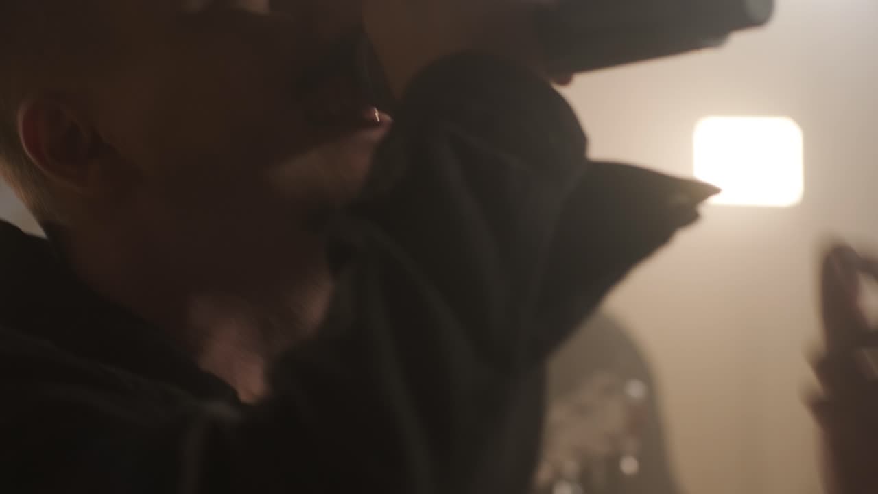 actuación en vivo de la banda con cantante, bajista, pianista, baterista y guitarrista