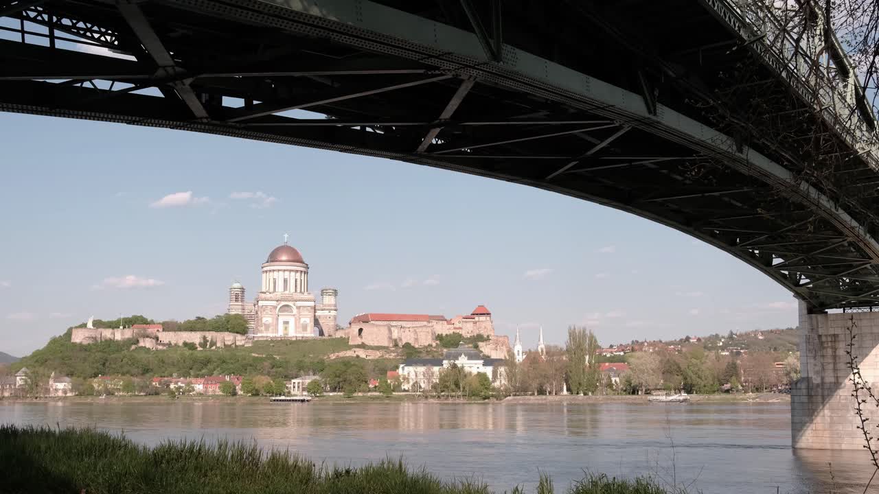 bajo el puente vista de la basílica de esztergom