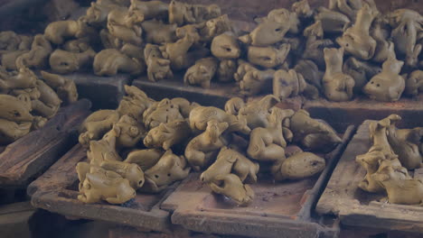 intrincadas figurillas de arcilla se disparan utilizando métodos tradicionales en que ha vietnam hoi an
