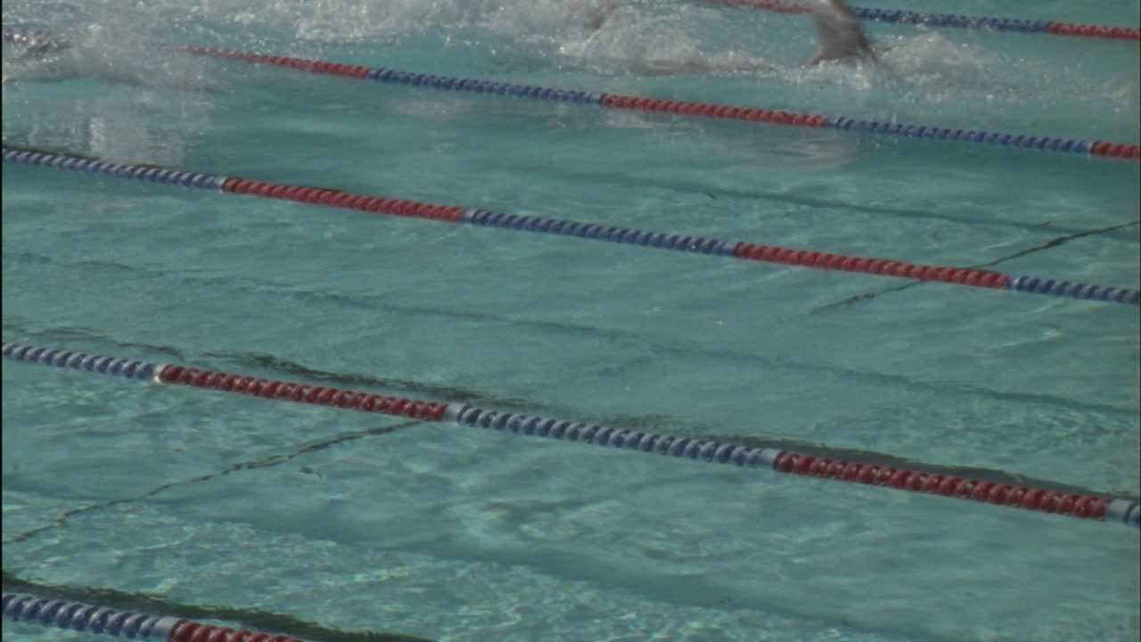 수영자는 수영장 반대편으로 수영합니다.